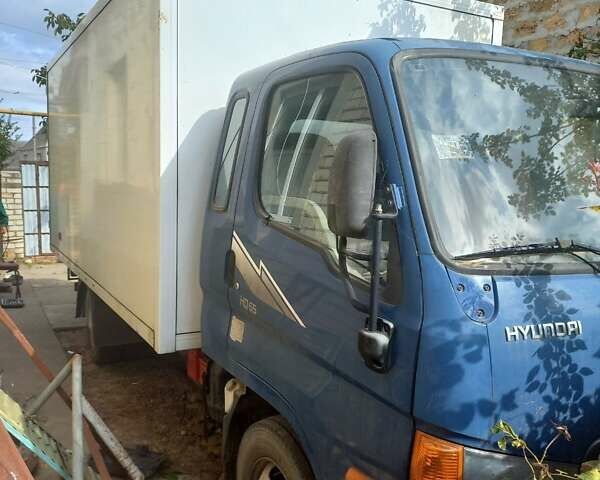 Синий Хендай НД 65, объемом двигателя 3.3 л и пробегом 227 тыс. км за 18000 $, фото 1 на Automoto.ua