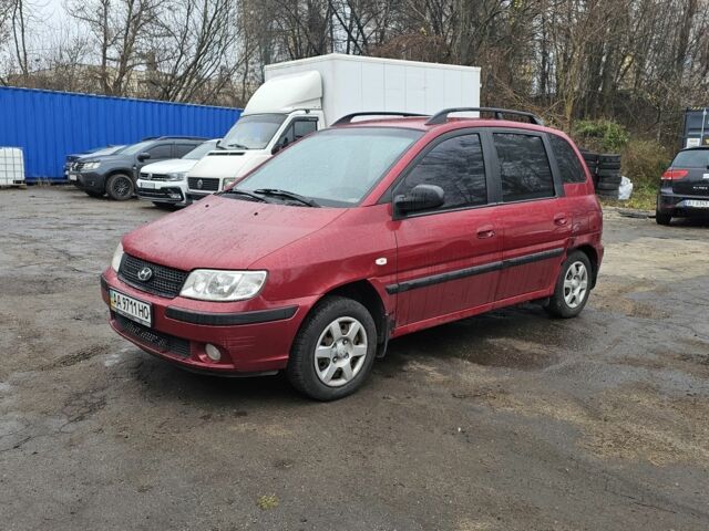 Красный Хендай Матрикс, объемом двигателя 1.8 л и пробегом 200 тыс. км за 2499 $, фото 1 на Automoto.ua