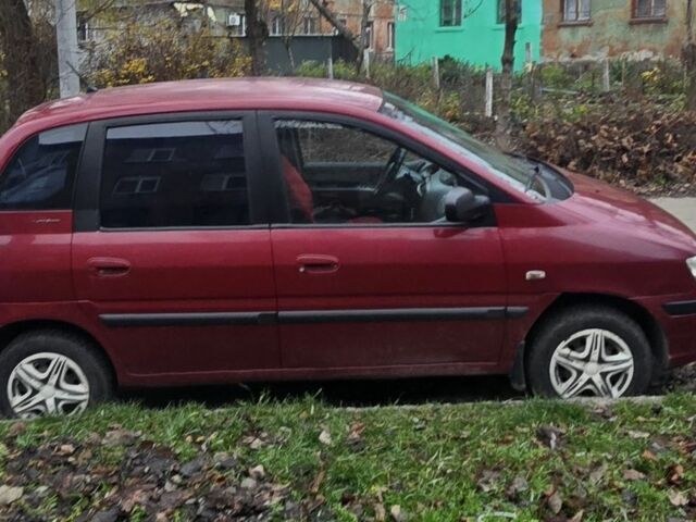 Красный Хендай Матрикс, объемом двигателя 1.6 л и пробегом 336 тыс. км за 3500 $, фото 1 на Automoto.ua