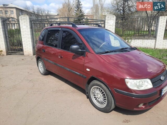 Красный Хендай Матрикс, объемом двигателя 1.6 л и пробегом 258 тыс. км за 4500 $, фото 1 на Automoto.ua