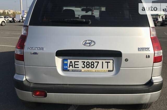 Серый Хендай Матрикс, объемом двигателя 1.8 л и пробегом 220 тыс. км за 3800 $, фото 1 на Automoto.ua