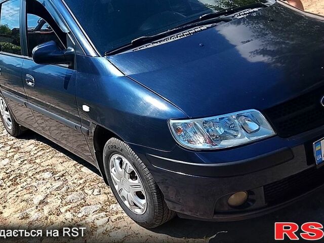 Синий Хендай Матрикс, объемом двигателя 1.6 л и пробегом 426 тыс. км за 2800 $, фото 1 на Automoto.ua