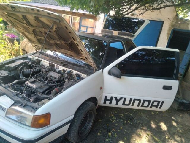 Белый Хендай Пони, объемом двигателя 1 л и пробегом 300 тыс. км за 589 $, фото 1 на Automoto.ua