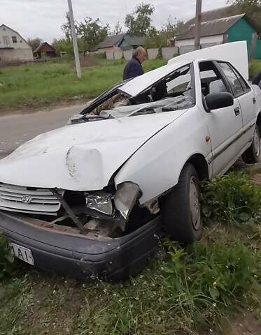 Белый Хендай Пони, объемом двигателя 1.5 л и пробегом 100 тыс. км за 300 $, фото 1 на Automoto.ua