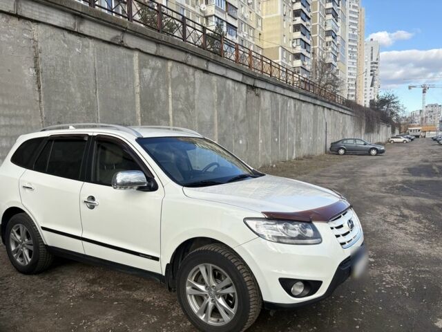 Белый Хендай Санта Фе, объемом двигателя 2.4 л и пробегом 175 тыс. км за 12700 $, фото 1 на Automoto.ua