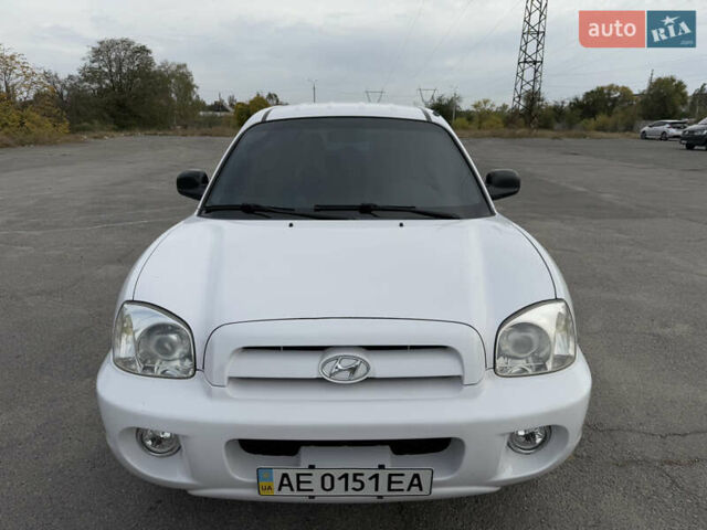 Белый Хендай Санта Фе, объемом двигателя 2 л и пробегом 323 тыс. км за 8000 $, фото 1 на Automoto.ua