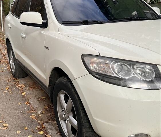 Белый Хендай Санта Фе, объемом двигателя 2.7 л и пробегом 248 тыс. км за 8900 $, фото 1 на Automoto.ua