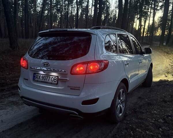 Белый Хендай Санта Фе, объемом двигателя 2.2 л и пробегом 240 тыс. км за 13500 $, фото 1 на Automoto.ua