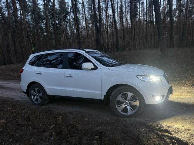 Белый Хендай Санта Фе, объемом двигателя 2.2 л и пробегом 240 тыс. км за 13500 $, фото 1 на Automoto.ua