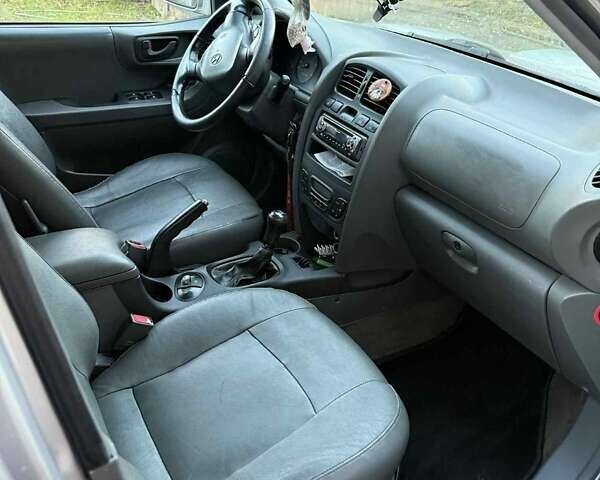 Серый Хендай Санта Фе, объемом двигателя 2 л и пробегом 270 тыс. км за 6000 $, фото 1 на Automoto.ua