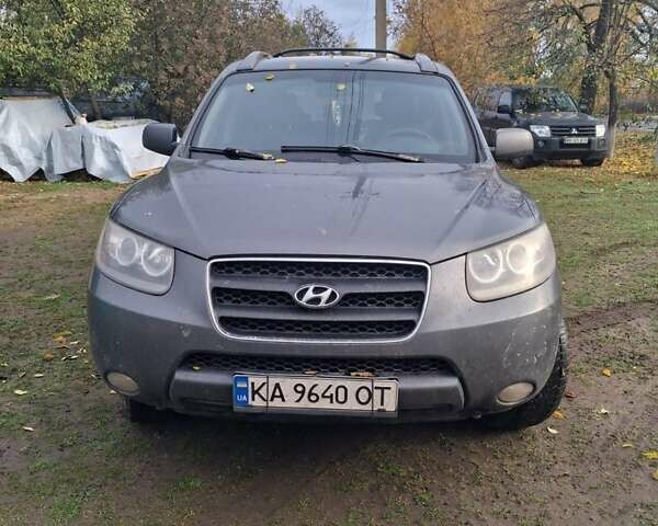 Серый Хендай Санта Фе, объемом двигателя 2.2 л и пробегом 297 тыс. км за 5000 $, фото 1 на Automoto.ua