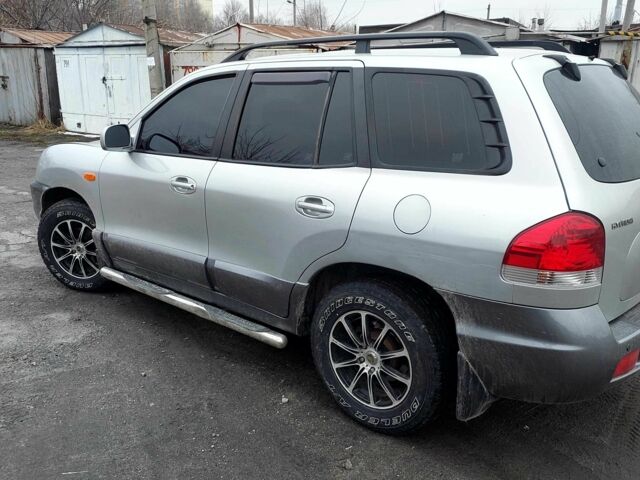 Серый Хендай Санта Фе, объемом двигателя 2 л и пробегом 200 тыс. км за 7650 $, фото 1 на Automoto.ua