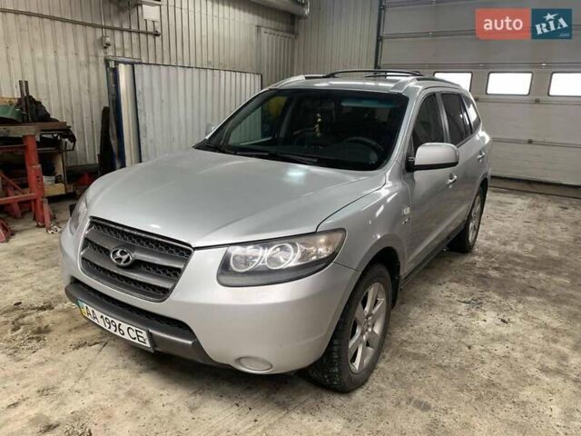 Серый Хендай Санта Фе, объемом двигателя 2.2 л и пробегом 386 тыс. км за 10000 $, фото 1 на Automoto.ua