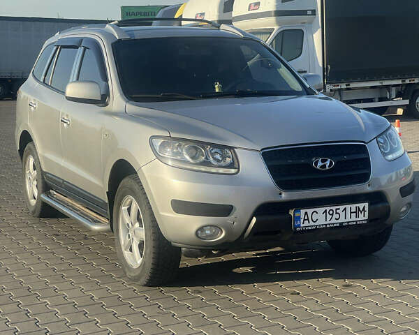 Серый Хендай Санта Фе, объемом двигателя 2.19 л и пробегом 280 тыс. км за 9000 $, фото 1 на Automoto.ua