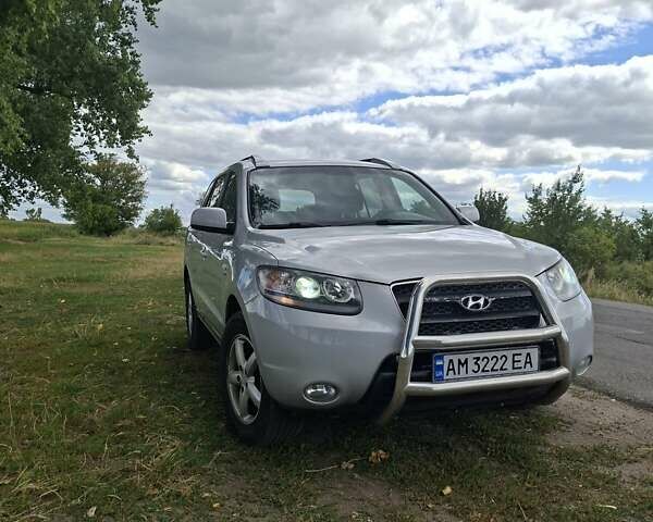 Серый Хендай Санта Фе, объемом двигателя 2.19 л и пробегом 260 тыс. км за 10700 $, фото 1 на Automoto.ua