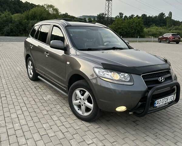 Серый Хендай Санта Фе, объемом двигателя 2.19 л и пробегом 286 тыс. км за 9000 $, фото 1 на Automoto.ua