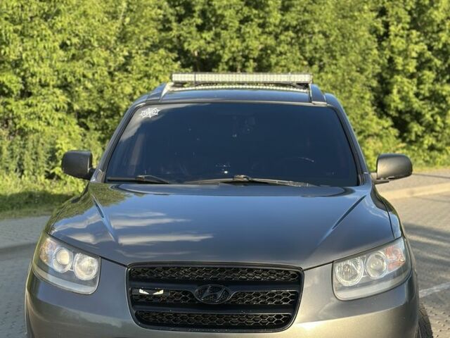 Серый Хендай Санта Фе, объемом двигателя 2.2 л и пробегом 325 тыс. км за 9500 $, фото 1 на Automoto.ua