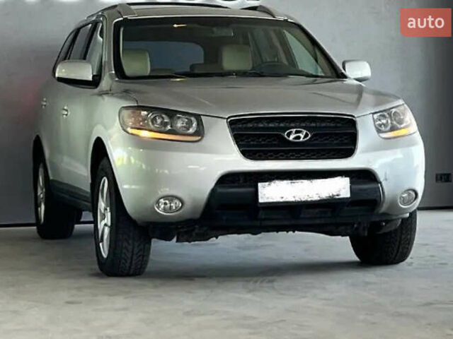 Серый Хендай Санта Фе, объемом двигателя 2.7 л и пробегом 129 тыс. км за 8455 $, фото 1 на Automoto.ua