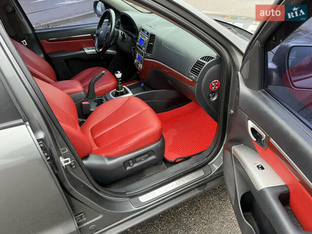 Серый Хендай Санта Фе, объемом двигателя 2.2 л и пробегом 308 тыс. км за 9600 $, фото 1 на Automoto.ua