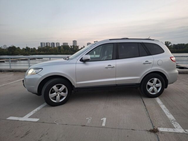 Серый Хендай Санта Фе, объемом двигателя 2.7 л и пробегом 207 тыс. км за 9300 $, фото 1 на Automoto.ua