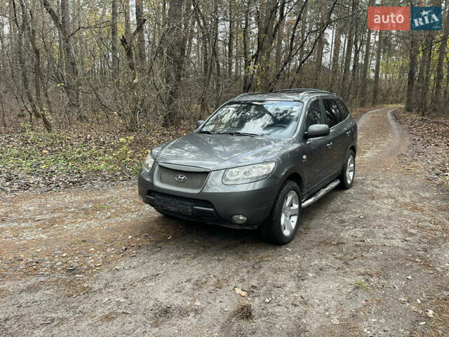 Серый Хендай Санта Фе, объемом двигателя 2.2 л и пробегом 200 тыс. км за 5700 $, фото 1 на Automoto.ua