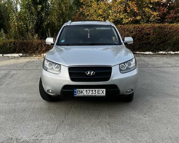 Серый Хендай Санта Фе, объемом двигателя 2.2 л и пробегом 300 тыс. км за 11000 $, фото 1 на Automoto.ua