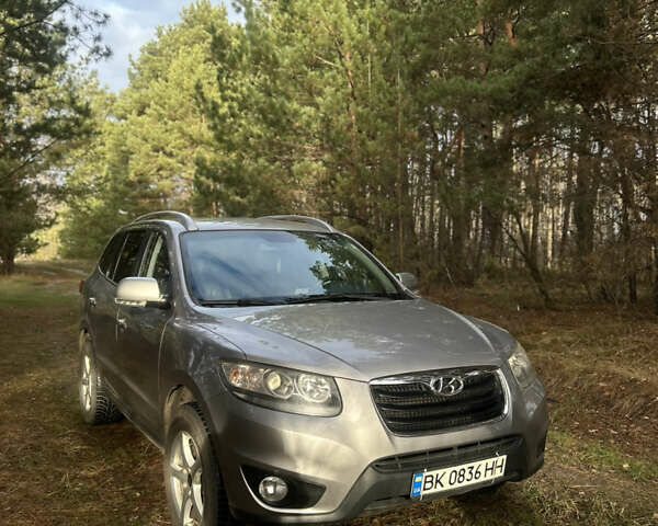 Серый Хендай Санта Фе, объемом двигателя 2 л и пробегом 219 тыс. км за 12100 $, фото 1 на Automoto.ua