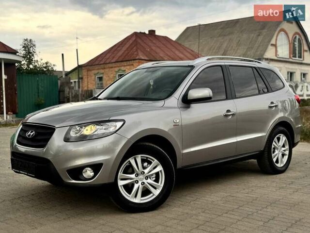 Серый Хендай Санта Фе, объемом двигателя 2 л и пробегом 189 тыс. км за 11980 $, фото 1 на Automoto.ua