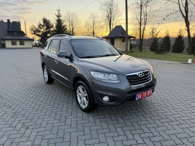 Серый Хендай Санта Фе, объемом двигателя 2 л и пробегом 227 тыс. км за 12900 $, фото 1 на Automoto.ua