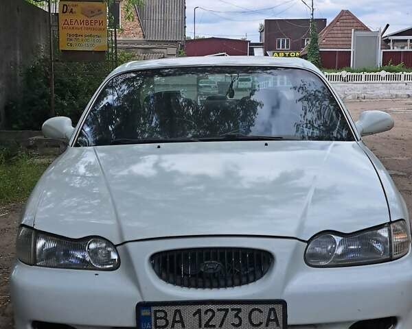 Белый Хендай Соната, объемом двигателя 2 л и пробегом 300 тыс. км за 1700 $, фото 1 на Automoto.ua