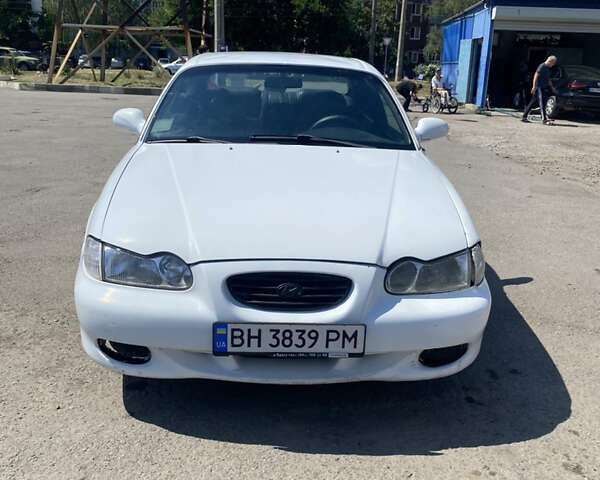Белый Хендай Соната, объемом двигателя 1.8 л и пробегом 300 тыс. км за 1800 $, фото 1 на Automoto.ua