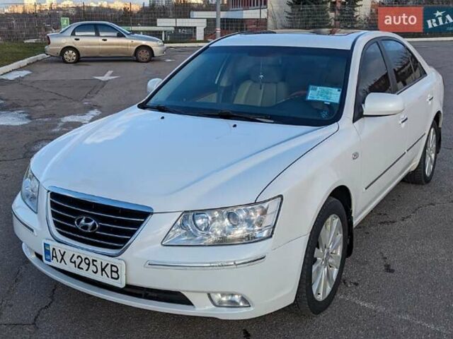 Белый Хендай Соната, объемом двигателя 2.4 л и пробегом 269 тыс. км за 8000 $, фото 1 на Automoto.ua