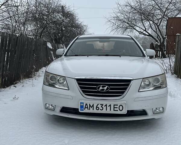 Белый Хендай Соната, объемом двигателя 2 л и пробегом 200 тыс. км за 5800 $, фото 1 на Automoto.ua
