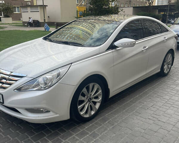 Білий Хендай Соната, об'ємом двигуна 2.36 л та пробігом 210 тис. км за 9300 $, фото 1 на Automoto.ua