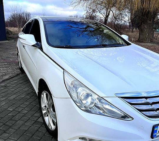 Белый Хендай Соната, объемом двигателя 2.4 л и пробегом 230 тыс. км за 10200 $, фото 1 на Automoto.ua