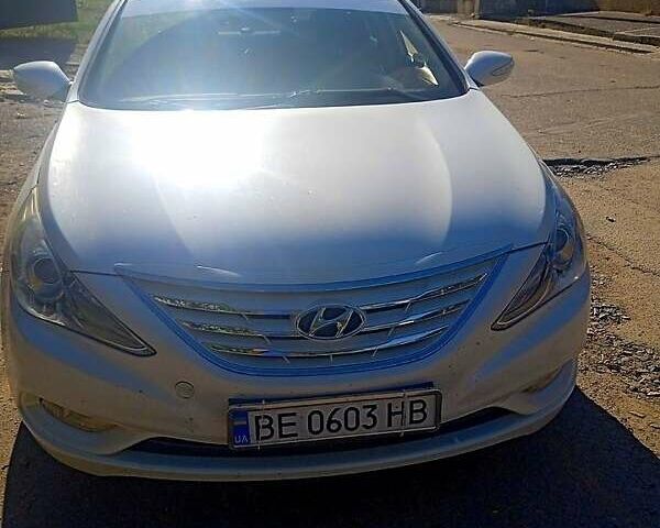 Белый Хендай Соната, объемом двигателя 2 л и пробегом 280 тыс. км за 8000 $, фото 1 на Automoto.ua