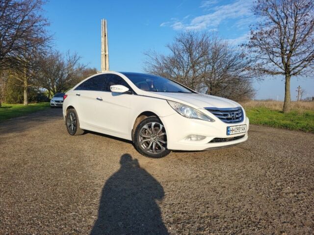 Белый Хендай Соната, объемом двигателя 2.4 л и пробегом 226 тыс. км за 8000 $, фото 1 на Automoto.ua