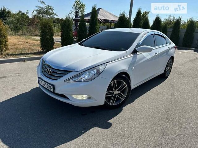 Белый Хендай Соната, объемом двигателя 2 л и пробегом 200 тыс. км за 7500 $, фото 1 на Automoto.ua