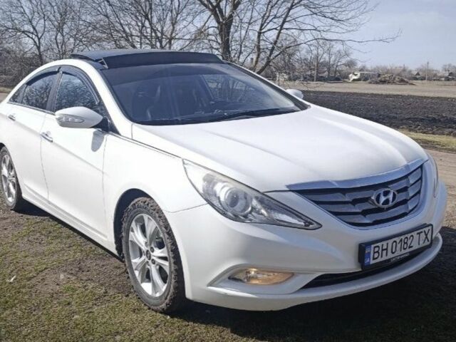 Белый Хендай Соната, объемом двигателя 2 л и пробегом 235 тыс. км за 7800 $, фото 1 на Automoto.ua