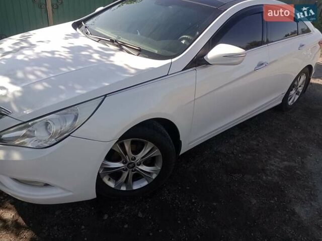 Білий Хендай Соната, об'ємом двигуна 2.4 л та пробігом 215 тис. км за 9900 $, фото 1 на Automoto.ua