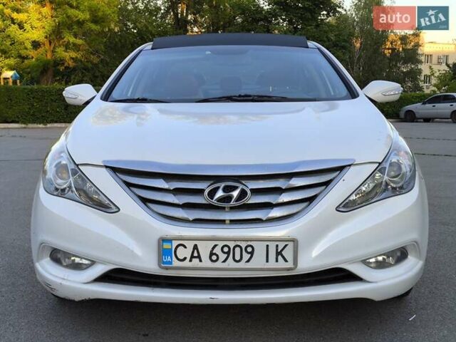 Білий Хендай Соната, об'ємом двигуна 2.36 л та пробігом 693 тис. км за 7500 $, фото 1 на Automoto.ua