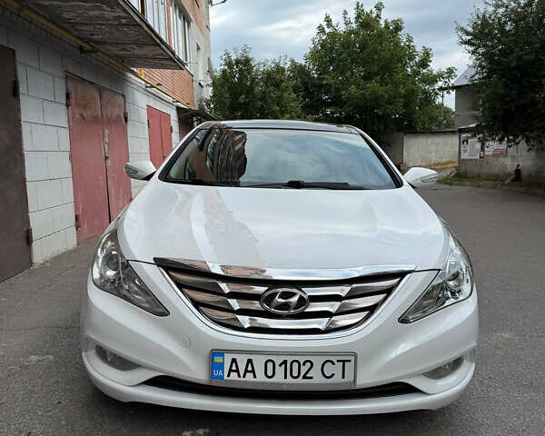 Белый Хендай Соната, объемом двигателя 2.4 л и пробегом 224 тыс. км за 9300 $, фото 1 на Automoto.ua