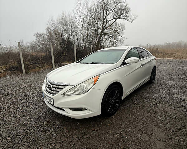 Білий Хендай Соната, об'ємом двигуна 2.36 л та пробігом 250 тис. км за 7000 $, фото 1 на Automoto.ua