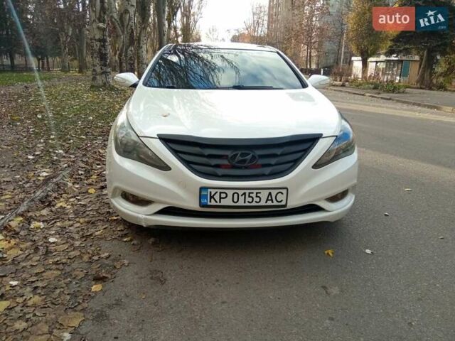 Белый Хендай Соната, объемом двигателя 2.4 л и пробегом 218 тыс. км за 6800 $, фото 1 на Automoto.ua