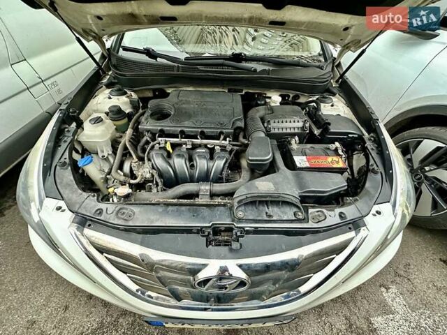 Белый Хендай Соната, объемом двигателя 2 л и пробегом 160 тыс. км за 7500 $, фото 1 на Automoto.ua