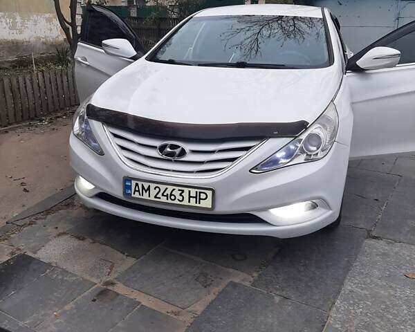 Белый Хендай Соната, объемом двигателя 2 л и пробегом 255 тыс. км за 7800 $, фото 1 на Automoto.ua