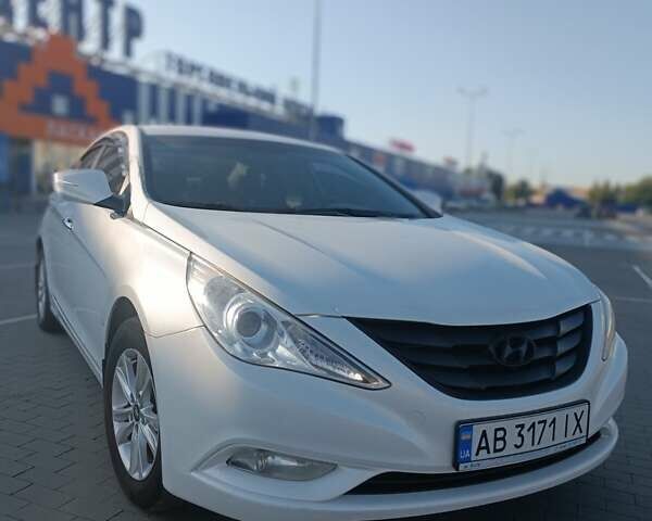 Белый Хендай Соната, объемом двигателя 2 л и пробегом 190 тыс. км за 7900 $, фото 1 на Automoto.ua