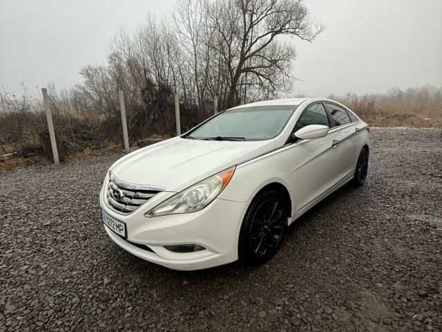 Белый Хендай Соната, объемом двигателя 2.4 л и пробегом 250 тыс. км за 7000 $, фото 1 на Automoto.ua