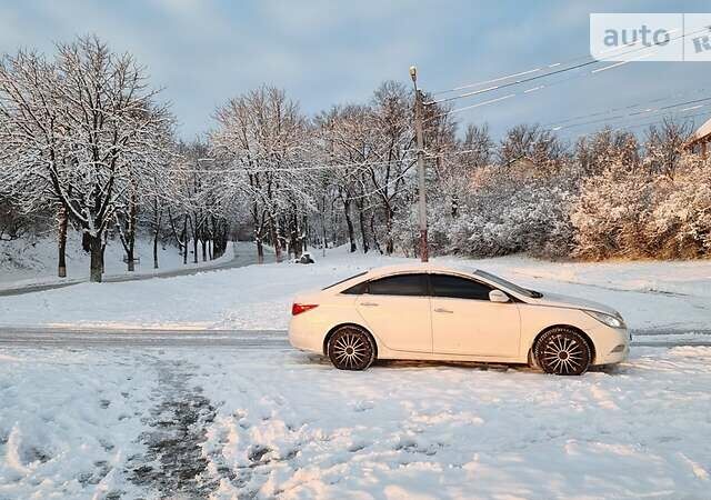 Белый Хендай Соната, объемом двигателя 2.4 л и пробегом 186 тыс. км за 8500 $, фото 1 на Automoto.ua