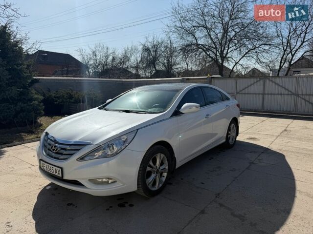 Белый Хендай Соната, объемом двигателя 2.36 л и пробегом 150 тыс. км за 8800 $, фото 1 на Automoto.ua